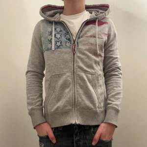 Hilfiger Denim hoodie - Storlek L men passar mer som S. Modellen är 176 och väger 60 för referens. Skriv vid ytterligare frågor eller funderingar🤝