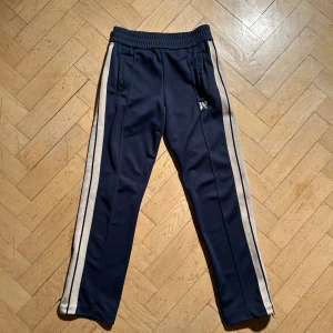 PA monogram classic track pants - Dessa feta Palm angels byxor kommer nu att säljas. Kvitto finns vid intresse. Skriv vid ytterligare frågor eller funderingar🤝
