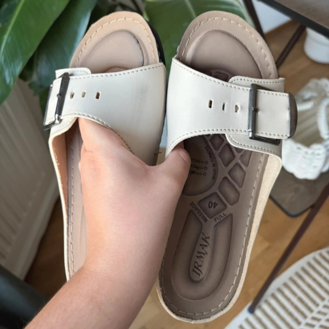 Beige sandaler med spänne från Prmax