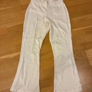 Vita bootcut byxor från Object XS - Snygga vita bootcut-byxor från Object i storlek XS. Byxorna har hög midja, bälteshällor och raka ben med utsvängd nederdel. Tillverkade i mjukt bomullsmaterial med stretch för extra komfort. Perfekta för en trendig och fräsch look. Passar någon lite kortare. Nypris: 449kr