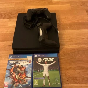 PlayStation 4 med två handkontroller och spel - PlayStation 4 i gott skick med två handkontroller och hdmi kabel Inkluderar spelen Just Cause 3 och EA Sports FC 25.  Priset kan diskuteras.