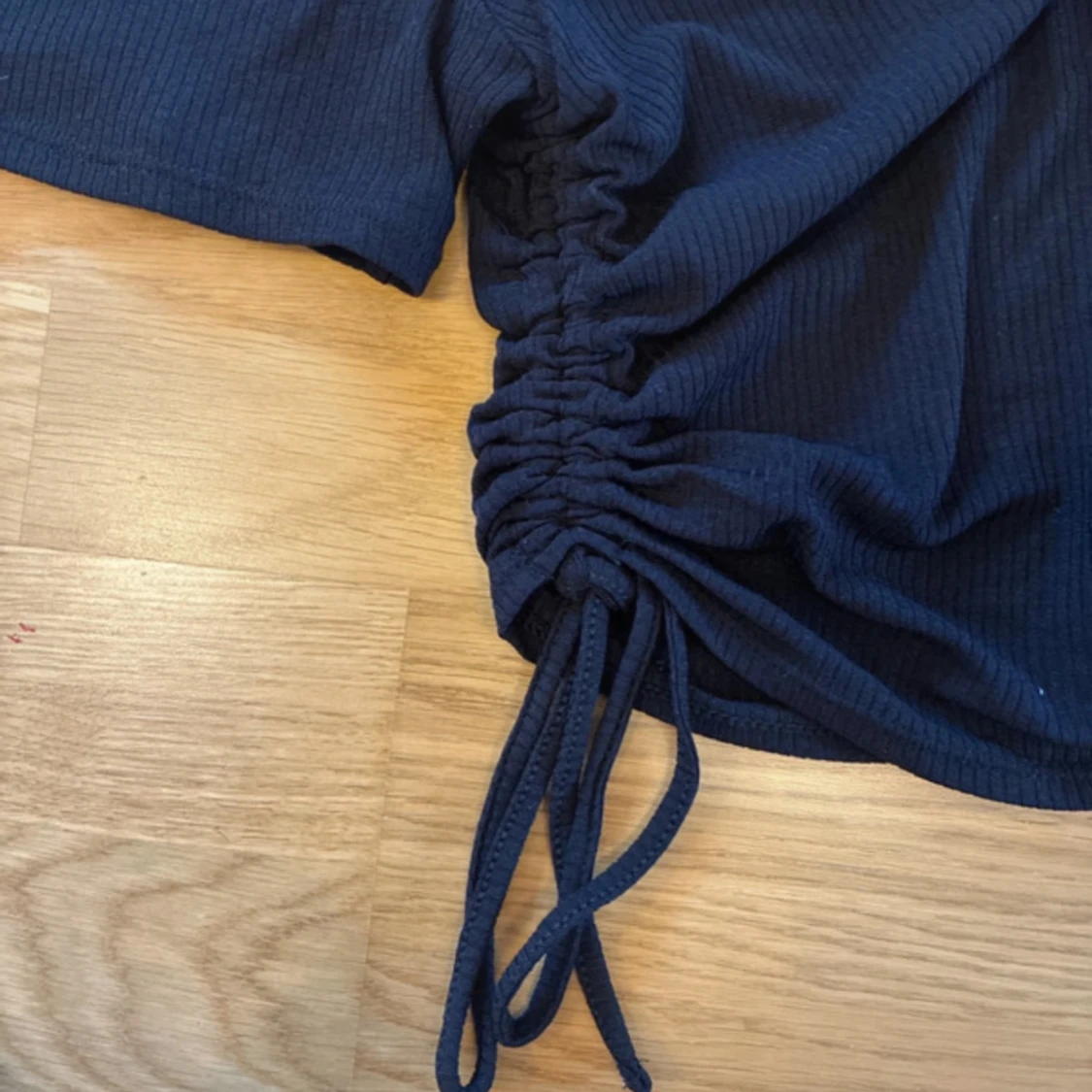 Svart ribbad topp med snörning från H&M - 1