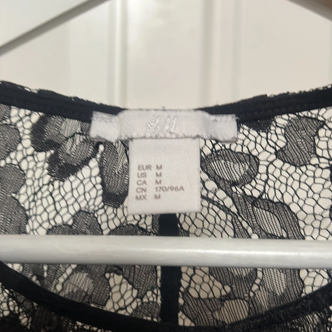 Svart t shirt med spets från H&M - 2