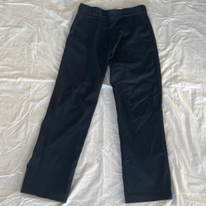 Kostymbyxor  - Mörkblå Dickies kostymbyxor i storlek W30 L32. 