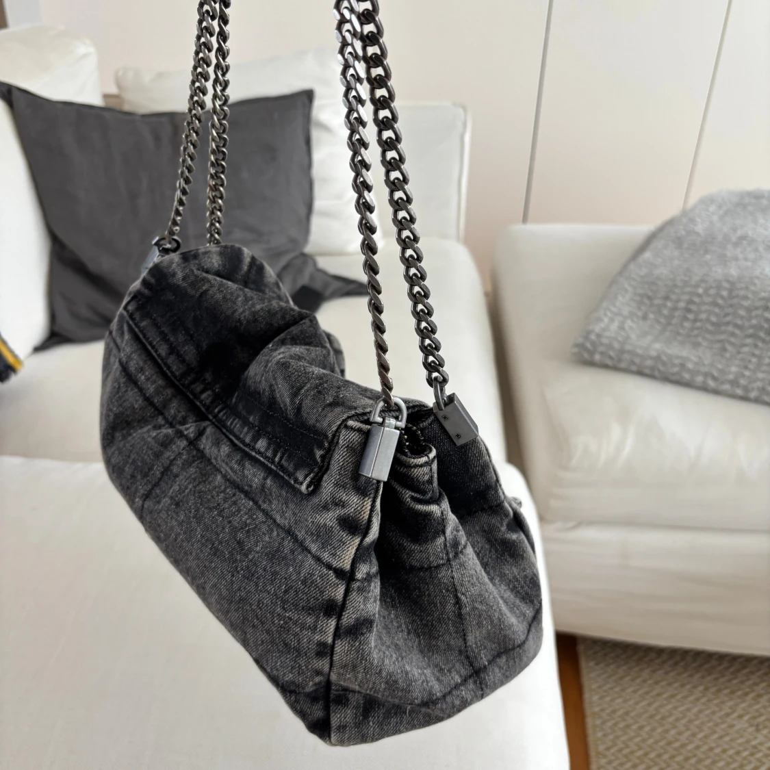 Grå axelväska i denim från Zara - 1