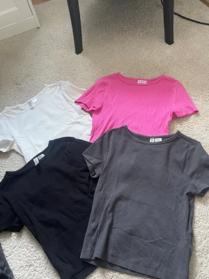 Fyra basic t-shirts i olika färger - Säljer fyra basic t-shirts man kan välja att köpa 1,2,3 eller alla 1st= 30kr 2st=55kr 3st=80kr Alla=100kr 