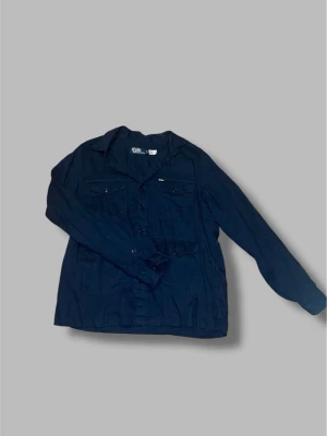 Mörkblå linne overshirt från Polo Ralph Lauren - Stilren overshirt i linne från Polo Ralph Lauren. Den säljs i befintligt skick - 8/10. Perfekt att köpa till fester eller mot de värmare vädrena ☀️ Finns en authentication qr kod. Hör av dig för frågor!