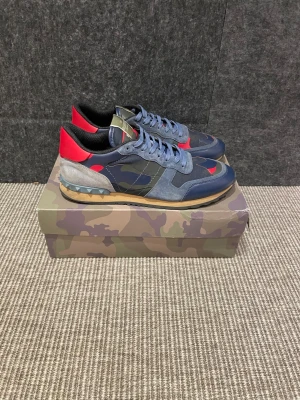 Valentino rockrunners  - Hej, säljer nu dessa svin snygga valentino skor. Skorna är i grymt skick! Begränsat antal boxar och dustbag. Hör av dig vid frågor. 