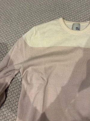 Beige och creme tröja Iris & Ink - Säljer en långärmad tröja från Iris & Ink i mjuk stickad kvalitet. Aldrig använd eftersom den är i fel storlek. 100% merinoull. Nypris 950 kr