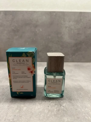 CLEAN Reserve H2EAU Nectarine Petal EdP - Parfym använd ett fåtal gånger.