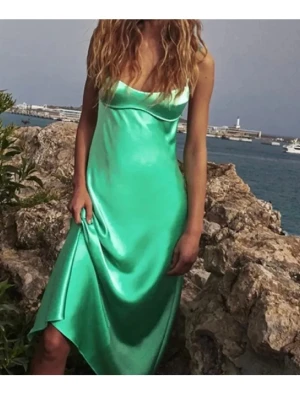 Grön satinklänning - Grön superfin satinklänning från zara 💌