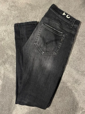 Dondup jeans  - Säljer nu mina snygga gråa dondup George jeans i storlek 31. Modellen är 180cm. Hör av er vid fler frågor 