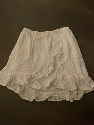 Vit kjol med volang - Säljer en vit kjol med volanger! Storlek 150! 