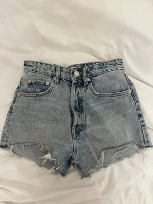 Jeansshorts från Zara - Ljusblå jeansshorts från Zara i storlek 34💕