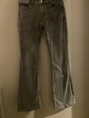 Grå bootcut jeans - Säljer ett par gråa bootcut jeans i storlek 164, med midwaist och dubbelknäppning, säljer då jag inte använder längre 