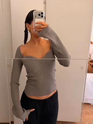 Grå ribbad off shoulder tröja - Använd 1 gg, jätte fint material. 