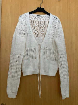 cottagecore kofta - söt stickad kofta från cubus med knytning fram. endast provad, mycket bra skick.