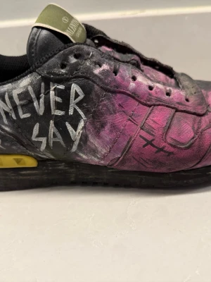 Valentino rockrunners sneakers med graffiti - custom painted Unika sneakers från Valentino med handmålat graffiti-tryck i svart, rosa och vitt. . Låg modell med svart sula och gröna märkeslappar på plösen. Perfekt för dig som vill sticka ut.