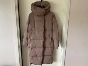 Dunjacka - Dunjacka från Object i storlek S. Använd vid några få enstaka tillfälle. Stoppning med dun och fjädrar. 