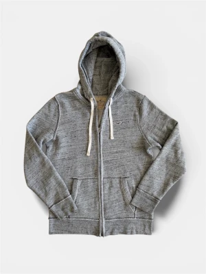 Grå zip hoodie från Hollister - Snygg zip hoodie | Storlek S | Grå | 10/10 skick | Passar till allt! | Hör av er vid minsta lilla fråga!