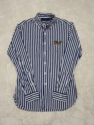 Ralph lauren skjorta - Blå/vit randig Ralph skjorta / mycket bra kvalité / 9/10