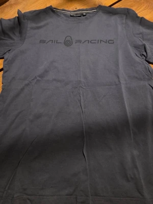 Mörkgrå Sail Racing t-shirt - Liten i storleken