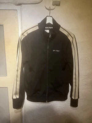 Svart track jacket från Palm Angels - Säljer denna helt nya Palm angels tröjan i storlek M, säljer den pga att den är för liten. Tar emot byten.