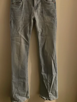 Ljusblå bootcut jeans - Säljer ett par ljusblå jeans i bootcut med mid waist. Säljer då jag inte använder längre