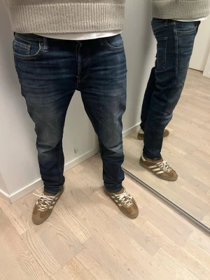Blåa Jack and Jones jeans  - Sjukaste jeans från j&j, mycket bra skick med en ruggigt fin tvätt. Storlek 29/30. 