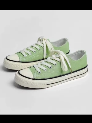 Converse  - Asiatisk strlk står 37 I dom men e som 36. Helt ny oanvänt 