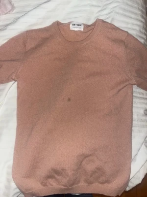 Rosa cashmere-tröja från Soft Goat - Mjuk och lyxig stickad tröja i 100% cashmere från Soft Goat. Tröjan är i en snygg ljusrosa nyans med rund halsringning och långa ärmar. Perfekt för dig som vill ha något både stilrent och bekvämt. Har en pytteliten fläck som egentligen inte syns, men syns en del på bilden.