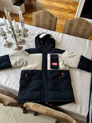 Husky Wear skid set - Skid set från Husky Wear, snyggt och varmt, perfekt för sportlovet. Inga större märkbara defekter men tecken på användning finns, storlek är för 170/176 (junior) Pris för endast jacka/byxor: 600 st, pris för båda, 990 Skriv för eventuella frågor