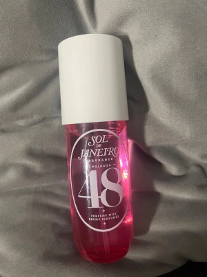 Sol ee Janeiro  - Sol de janeiro 48 240 ml. Den är full och perfekt för sommaren 🌞💕💕   Paketerar med bubbelplast!