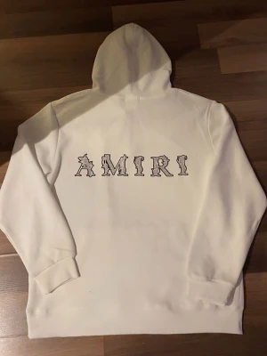 AMIRI hoodie vit - Säljer en helt ny Amiri hoodie i vit färg i storlek L, Passar perfekt i storlek M! Berätta hur lång och hur mycket du väger så kollar jag om den passar. Håller dig stilig och du kan matcha den på olika stiller. Passa på och köp.. ( Den svarta finns i min profil )