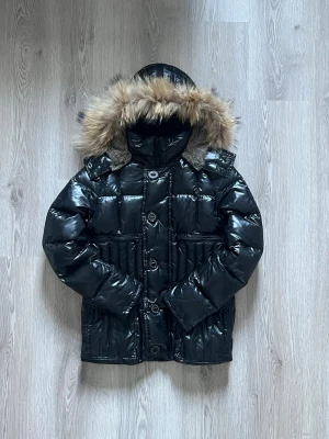 Japanese Archive Dun Jacka - Mått(Längd:67)   (Axel till axel:53)    (Bröst:46)     (ärmar:54) är size medium men passar som smal typ.