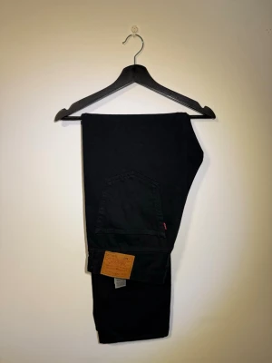 Levi’s 501 - Ett par Levis 501 i helt nytt skick. Lappen är avklippt och dem är använda en gång men har hängt i garderoben sedan dess. Färg: svart. Storlek W36 L32. Kom pm för frågor eller prisförslag.