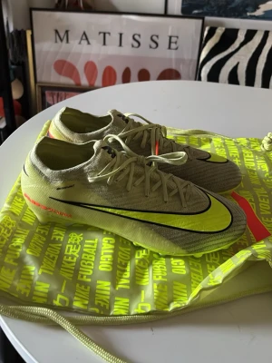  Nike Mercurial Vapor 16 elite gul/neon fotbollskor - Nike Vapor 16 elite AG/pro storlek 43. Används 4 gånger på konstgräs, men för små därför säljer dom. Inget fel på skorna och fortfarande som nya. Priset kan diskuteras!