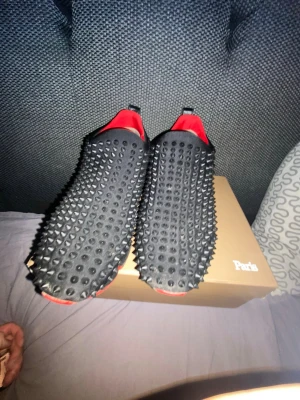 Lager 157 skpr - Det är ett par skor med röd sula och spikar jag har 42/5 i airforce 