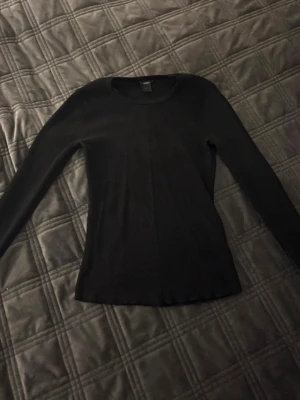 Svart långärmad tröja i ribbad bomull - Långärmad tröja, ribbad. Jättefin att matcha med ett par byxor, eller jeans. För vidare disskusion, kom privat. 