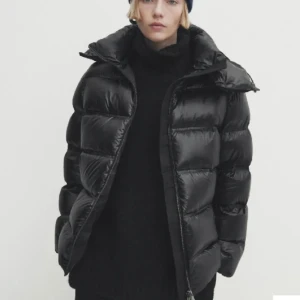 Massimo dutti jacka - INTRESSEKOLL! Jätte fin Massimo dutti jacka, tyvärr ingen luva då jag tappat bort den men själv anser jag att den är snyggare utan🥰 Nypris 3000-3500