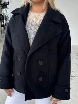 Design by si Kappa - En fin svart kappa från design by si, den är i bra skick i storlek S kommer tyvärr inte till användning längre