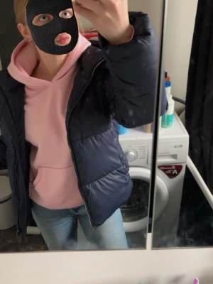 Rosa hoddie från bikbok - Säljer denna då jag inte använder den längre, knappt använd max 3 gånger ute sen bara för att ta på sig nåt snabbt varmt hemma