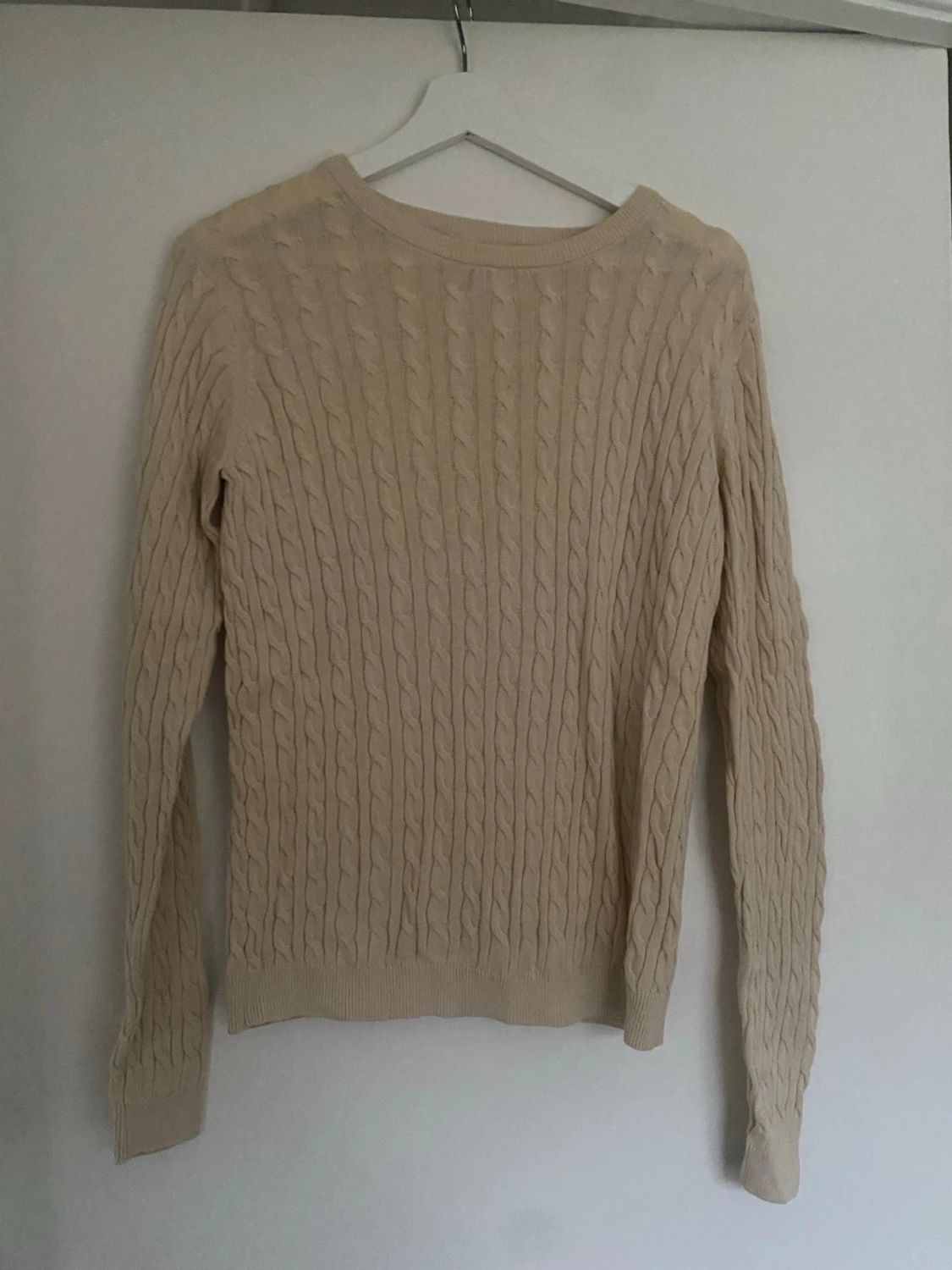 Beige kabelstickad tröja