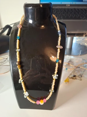 Färgglatt pärlhalsband med stenar - Fler fina accessoarer finns på min profil 💍  More exquisite accessories on my profile listings.