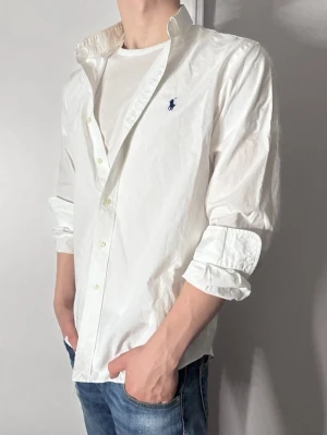 Ralph Lauren Skjorta - Följare får 100kr rabbat på originalpriset! Skjortan är från Ralph Lauren och har storleken L. Den är i ny skick och supersnygg. Nypris ca 1600kr! Glöm inte att följa🌊🍾