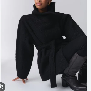 Svart kappa med bälte - Säljer en superfin svart kappa med bälte i midjan. Den har en loose passform och långa ärmar, perfekt för höst och vinter. Materialet känns mjukt och mysigt, och den är både stilren och bekväm. Passar perfekt till både vardag och fest! Obs⚠️bältet medföljer inte (har försvunnit)