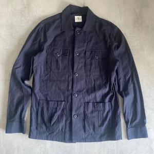 Mörkblå John Henric overshirt  - Jag Säljer en fet jacka från John Henric | skicket på overshirten är bra 7/10  | storlek m| ny pris 3000: mitt pris är 599 | skriv vid frågor och funderingar  