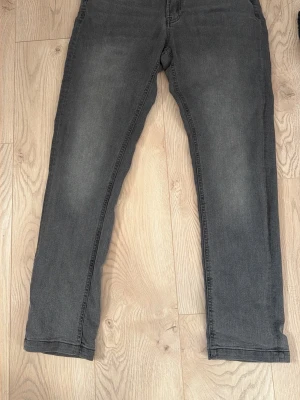 Grå raka jeans - Snygga grå jeans med rak passform och klassisk femficksdesign. Jeansen har en lätt tvättad look och normal midja. Perfekta för en avslappnad stil och passar till det mesta. Materialet är mjukt och bekvämt denim. Skick 10/10 storlek 32/32