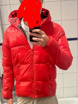 Röd pufferjacka från save the duck - En snygg vinterjacka från save the duck i storlek small.inga defekter.Hör av er vid minsta fundering:)