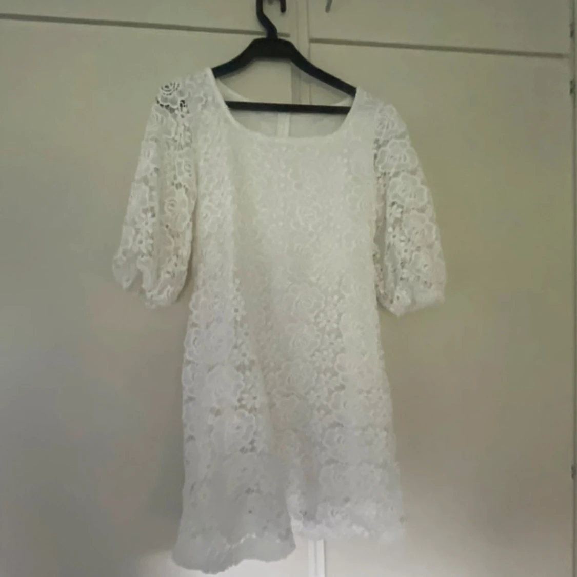 Vit spetsklänning med puffärm